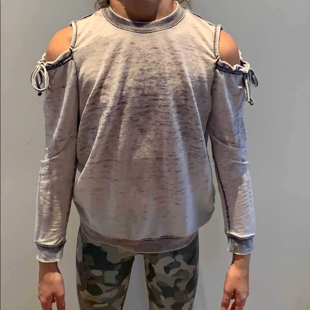 Light Cold Shoulder Top